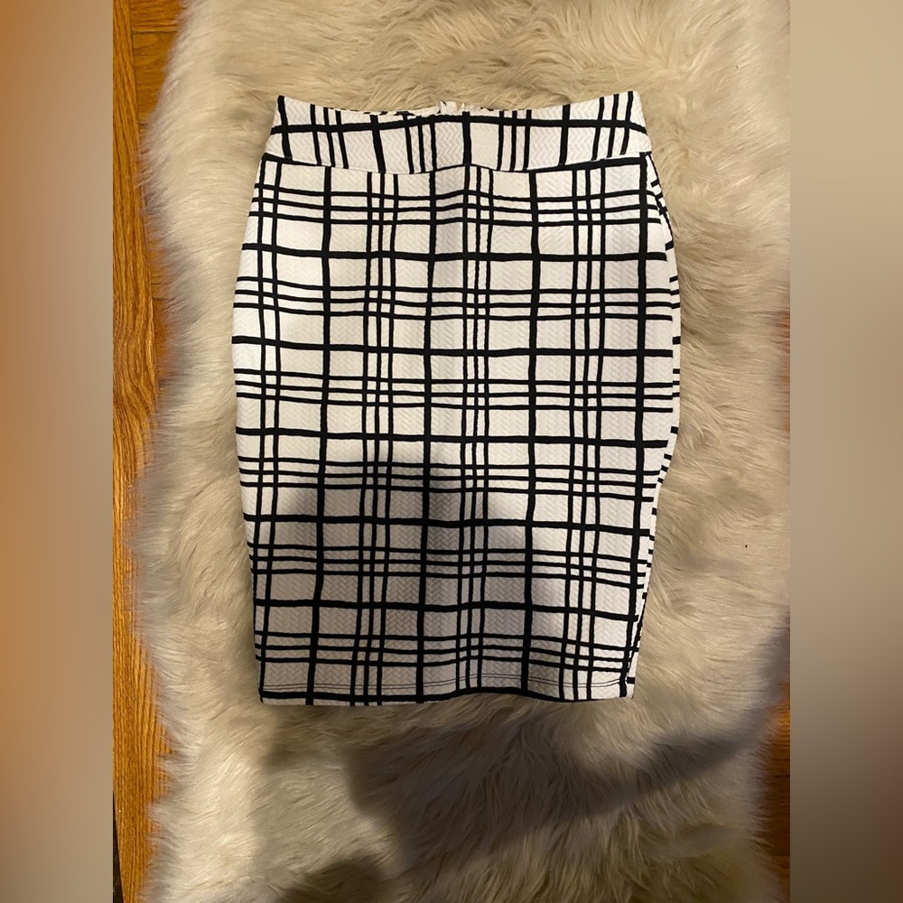 Black and white pencil skirt